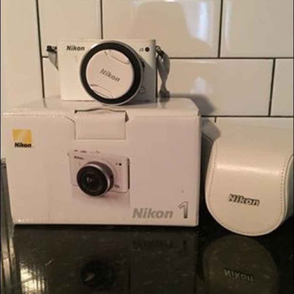 Nikon 1 J3 HD Digital Camera w case & memory card